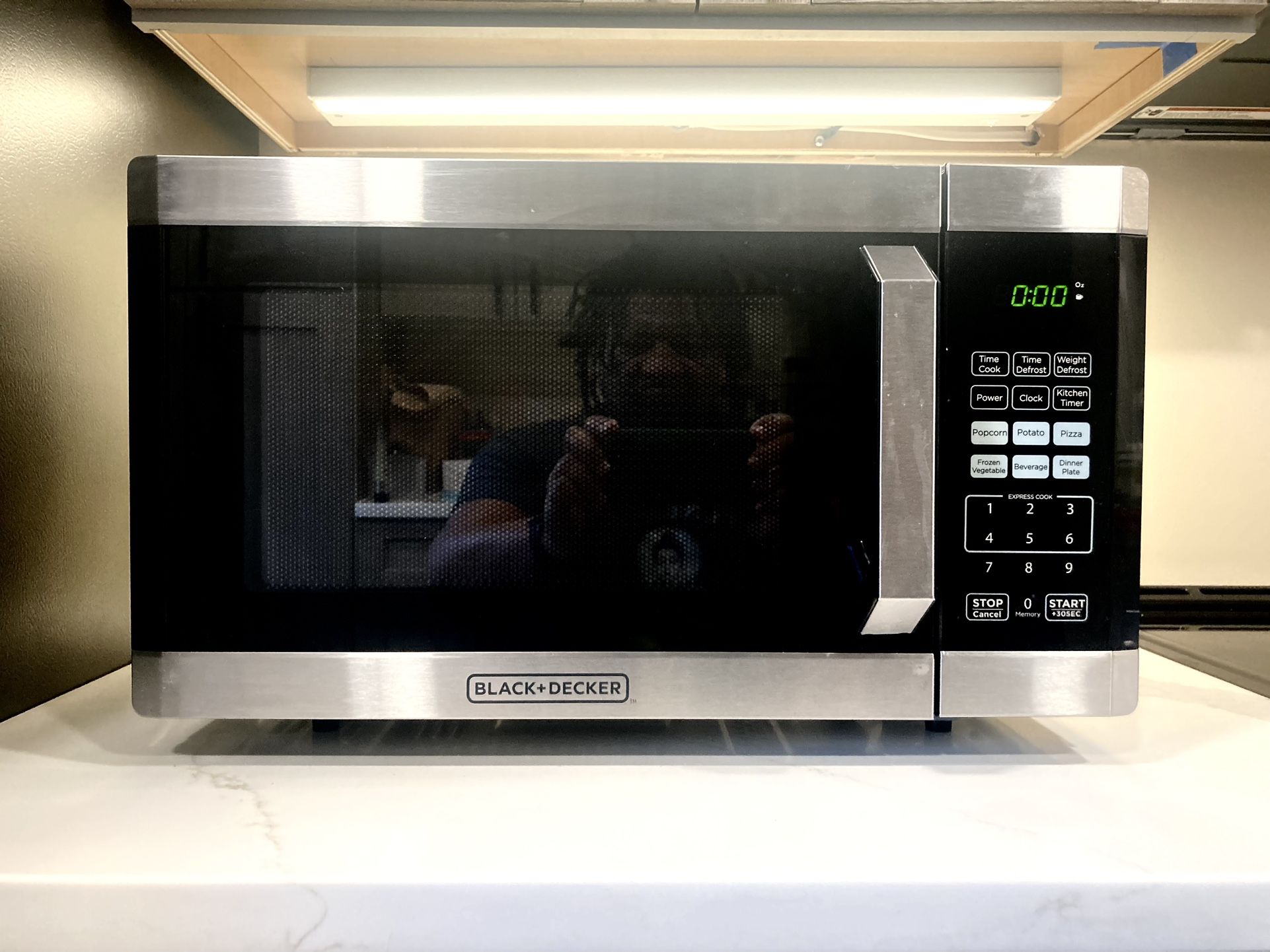 BLACK+ DECKER MICROWAVE OVEN 0.9 Cu Ft 900watt. 