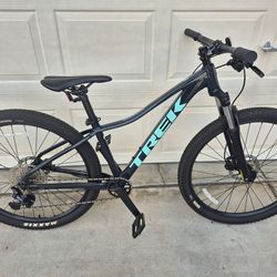 2022 Trek Marlin 6 - Size Small - Super clean!