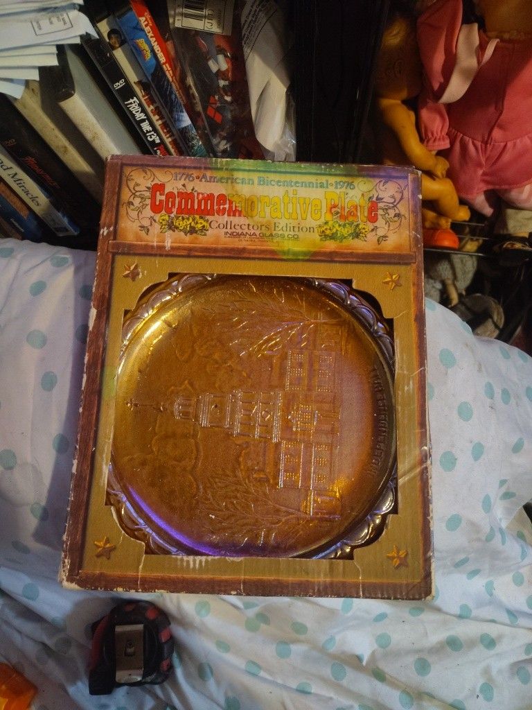 GOLD COLORED CARNIVAL GLASS BICENTENNIAL 1(contact info removed) INDEPENDENCE HALL COLLECTIBLE PLATE