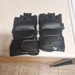 NEW X-SERIES MMA SRICKING GLOVES $30. FIRM PRICE 