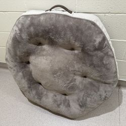 Round Pet Bed – 37” (95 cm) – Excellent Condition / Like New