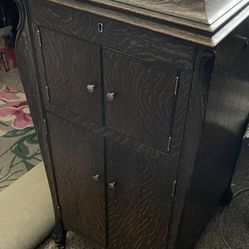 Old antiques record player does work with lots of records