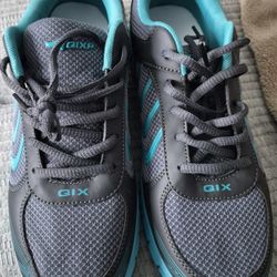 Size 8 Lightweight Tennis Shoe