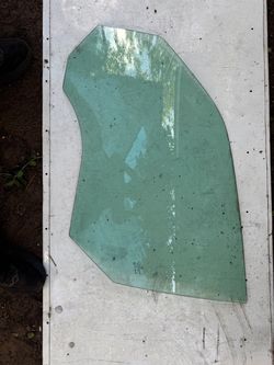 2005 Dodge magnum Door glass