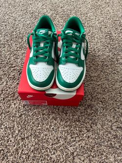 Nike Dunks ( 6.5y/Womens 8)