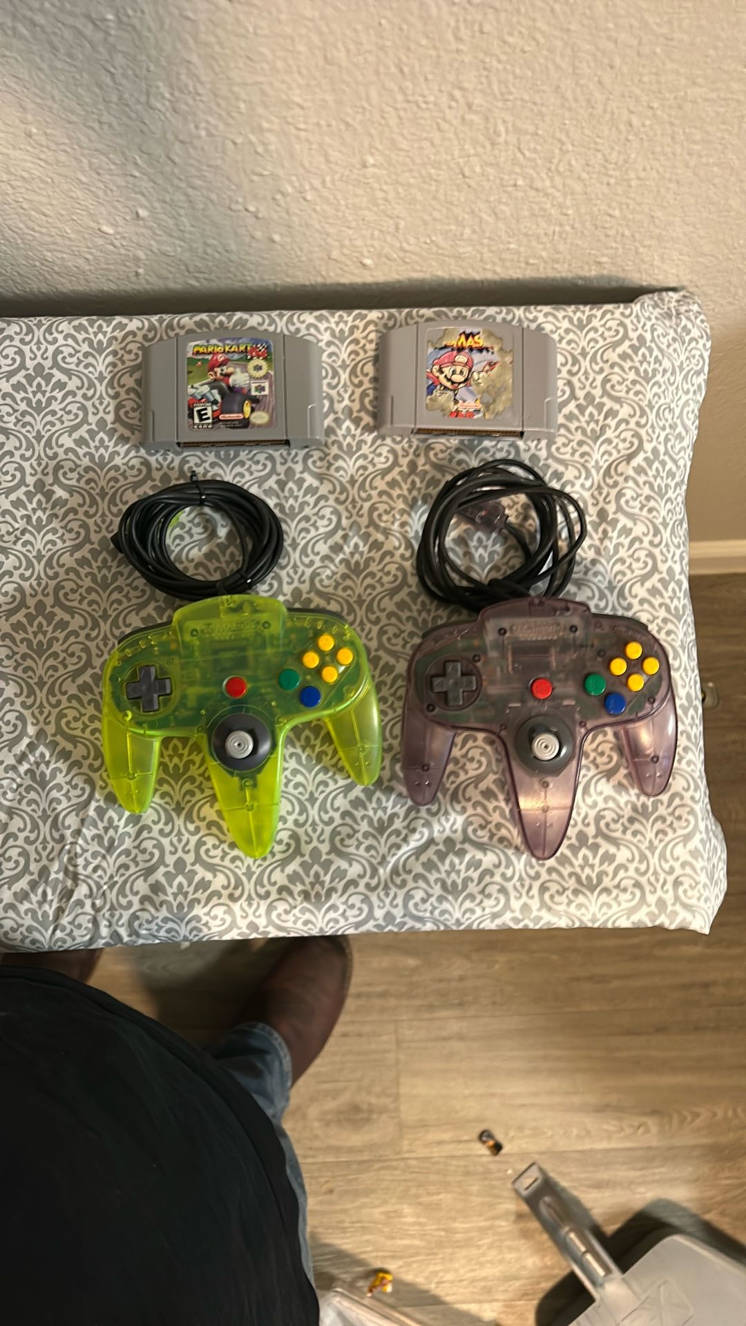 2 Nintendo 64 Controllers. 2 Games Mario Kart, Super Smash Bros.