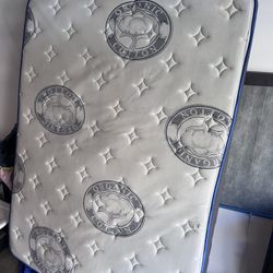 QUEEN BED MATTRESS AND BOX SPRING