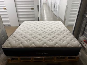 Like New Helix Luxe Twilight Pillow Top King Mattress