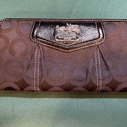 Beautiful Classic Coach Zippered Clutch Wallet 