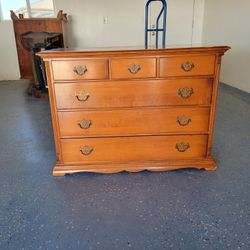 Beautiful Solid Wood 6 Drawer Dresser 