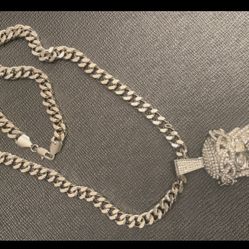 Louis Vuitton Monogram Chain Necklace for Sale in Hicksville, NY - OfferUp