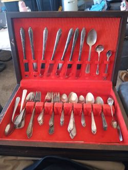 Huge set of flatware, lots of silver plated, comes with rogers A1 Plus wood box
