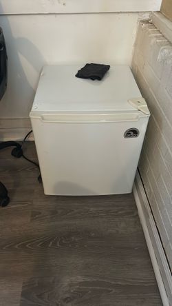 Igloo Mini Refrigerator. ( Willing To Negotiate