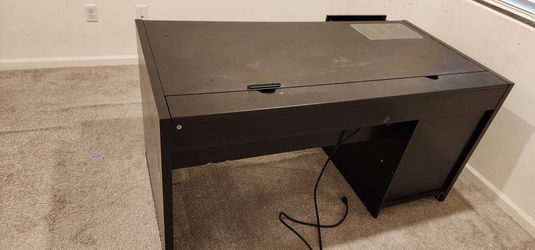 Office Desk with Built-In Power & Cable Management – Good Condition