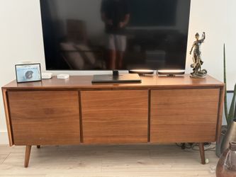 Beautiful Mid century Modern Walnut Sideboard / Media console