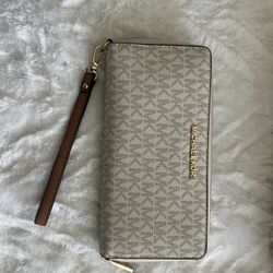 Michael Kors Wallet – Timeless & Chic