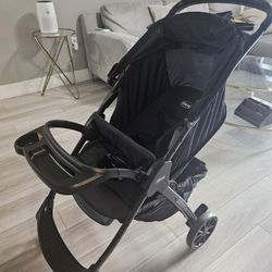 Chicco Mini Bravo Plus Lightweight Stroller and Chicco KeyFit 30 Infant Car Seat and Base (2pcs)