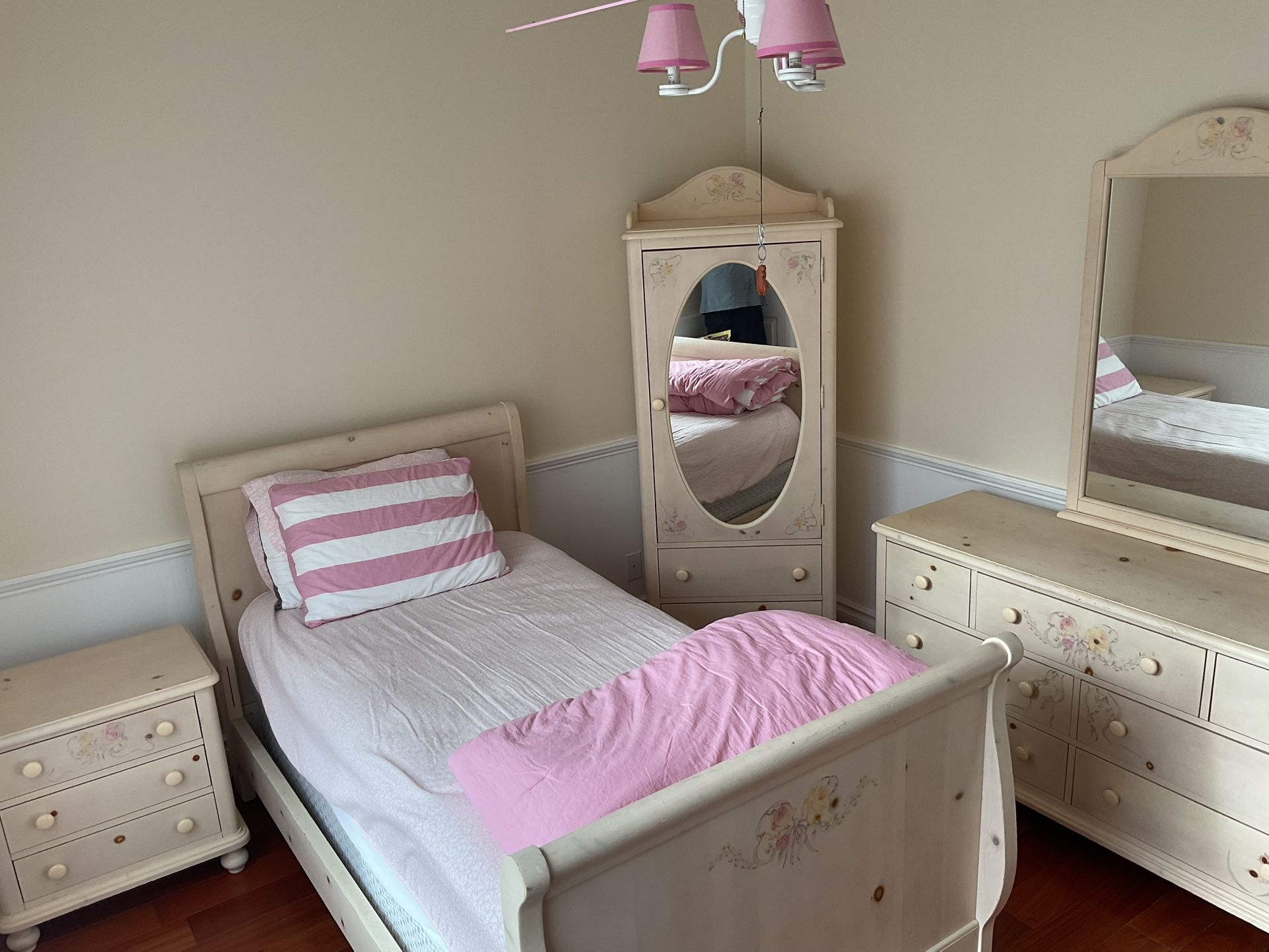 Thomasville Twin Bed with Bedroom Set 