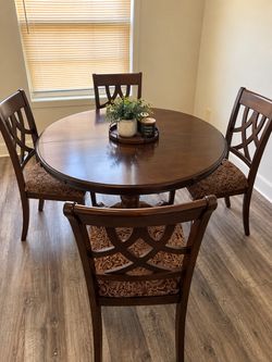 Ashley Furniture Leahlyn 5-Piece Round Dining Table Set – Table + 4 Chairs - Excellent Condition