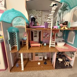 Dollhouse With Dolls And Furniture