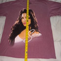 Mauve Short-sleeve T-shirt Featuring A Portrait Graphic of Selena Size Small