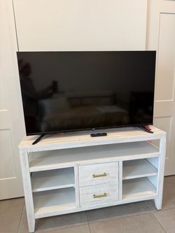 TV 55’ con mesa en juego