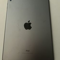 iPad 6th Gen 32 gb - 9.7 In Screen SEE PHOTOS