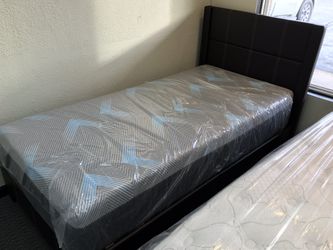Twin bed with twin hybrid mattress