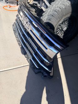2024 Chevy 2500 LTZ GRILLE