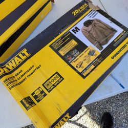 DEWALT DCHJ083 Heated Barn Coat Kit with 2.0Ah Battery and Charger, M