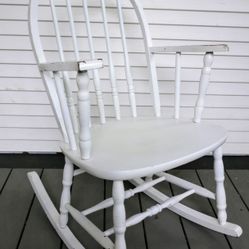 Shabby Chic Farmhouse Solid Wooden Spindle White Porch Rocking Chair/ Nursery 