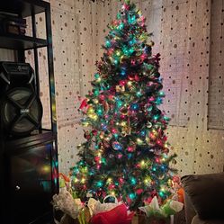 Christmas Tree 7.5 FT Green With Lights Very Good Condition