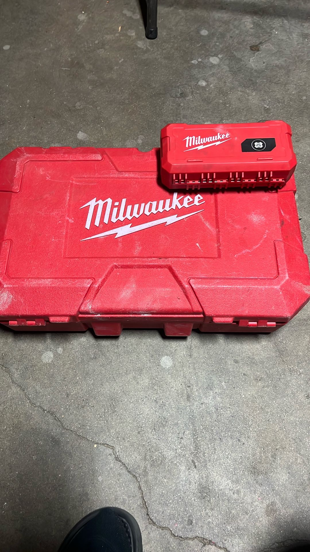 Milwaukee 8 Amp Corded 1 in. SDS D-Handle Rotary Hammer 5262-21  Milwaukee 8 amps 1 in. Corded SDS-Plus Rotary Hammer Drill/with Shockwave Impact Duty Driver Set 