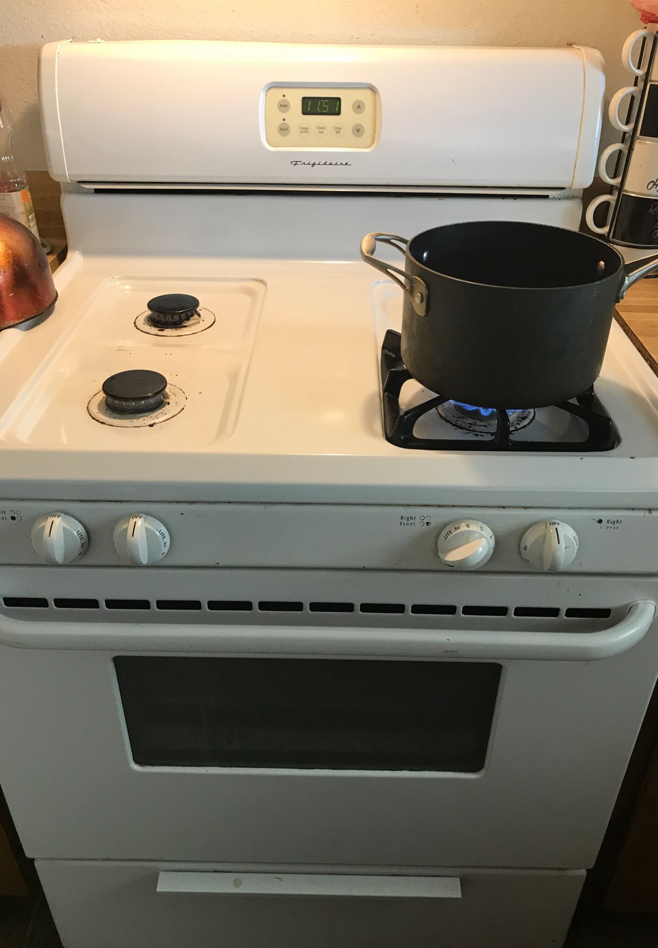 Used gas stove I’m sale it cause someone gave me new as gift this is gas stove only problem is Oven truns off other that it good you can fix oven