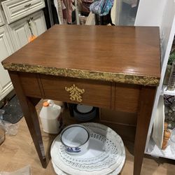 Gorgeous Side Table In Long Island Great Neck 