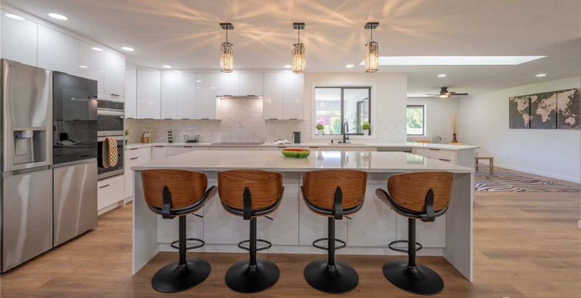 $250 — Set of 4 Modern Bar Stools (BRAND NEW!)