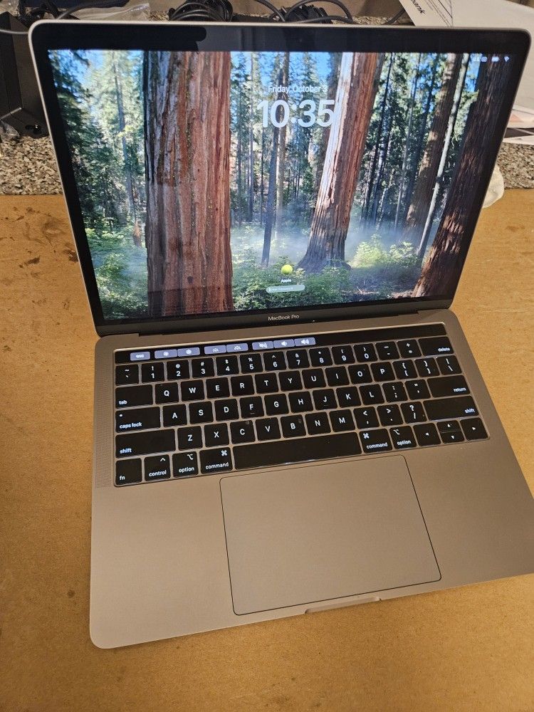 Apple Macbook Pro i7 13" Screen 16gb Ram 500gb 2019