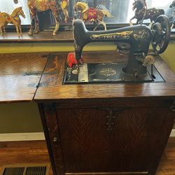 Antique Sewing Machine 1920 Free Brand 