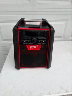 📌Milwaukee Milwaukee Radio/cargador Jobsite)👉PRECIO FIRME NO MENOS👉$150