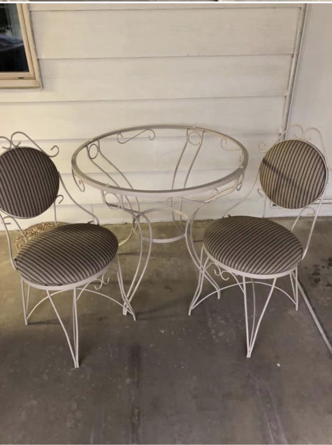 30” Bistro table With 2 Chairs