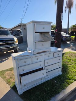 Free!! Dresser
