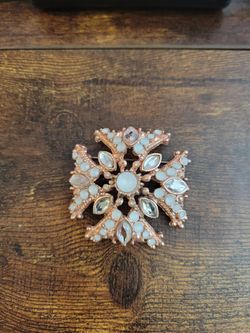 Chico's Rose Goldtone Brooch Pin Glass & Rhinestone Maltese Cross Design 2" F9