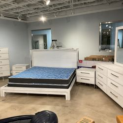 New King size 6 pc bedroom set white color. plz read Ad