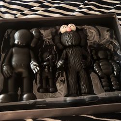 KAWS family Set (black)