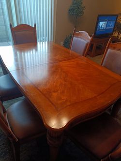 Dining table w/ 6 chairs and hutch