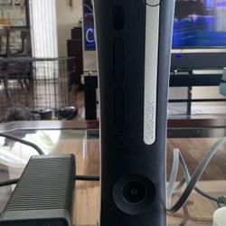Xbox 360 120gb With 2 Wireless Controllers & Charger