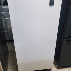 Small FREEZER 📣📣 GREAT CONDITION 🌵