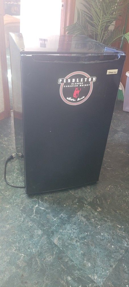 Magic Chef 4.4 Cu. ft. *Mini Fridge*