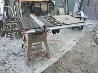 Ridgid table saw. 110. V. Motor fuerte tengo 2 réel de enmedio está bien buena trabaja al 100.          $350