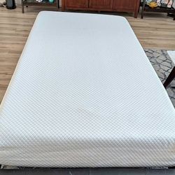 Brand New Beautiful Twin Size Mattress And Boxspring. Only  1 Month Old .